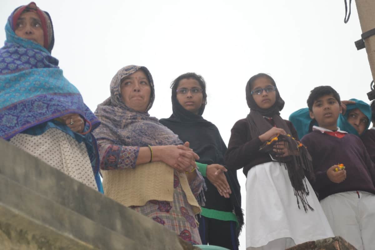 Pulwama terrorist attack thousand of steps walked along with last journey of martyrs shamli up