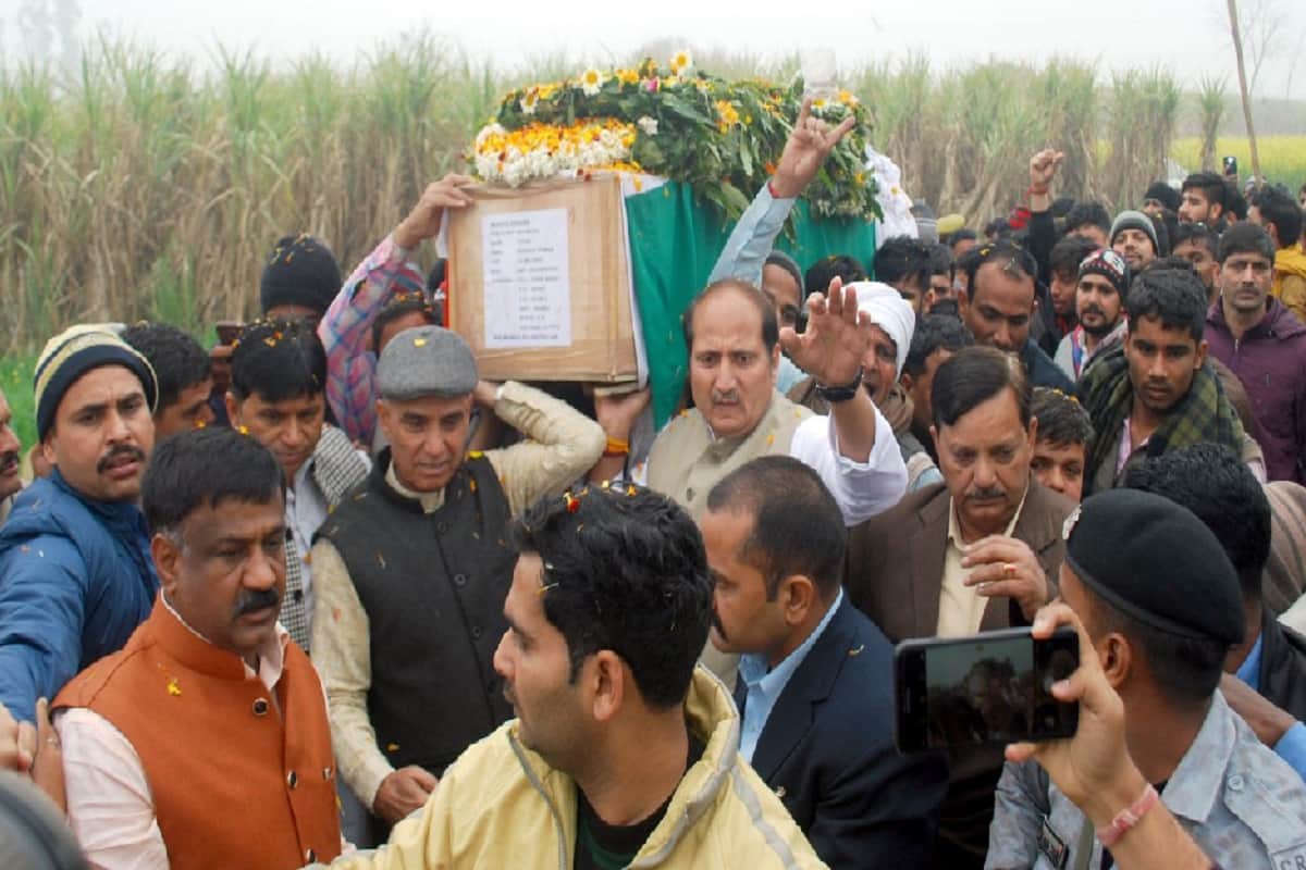 Pulwama terror attack, martyr Pradeep was paid homage by the officials and villagers