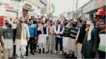 पुलवामा हमले के विरोध में प्रदर्शन करते लोग।