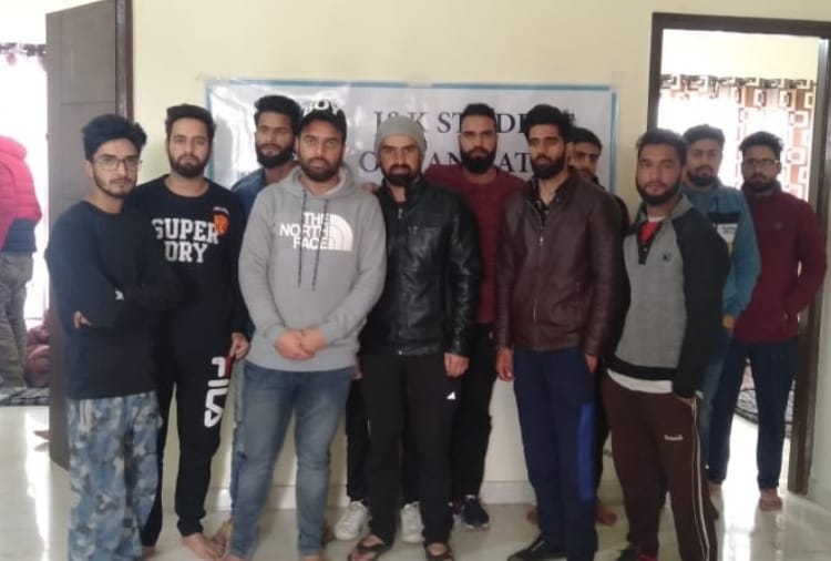 100 kashmiri students go to valley from Mohali