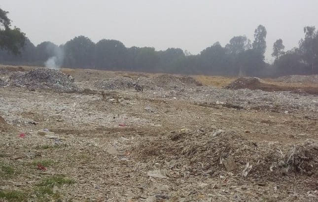 Plastic garbage being thrown in Muzaffarnagar crushers