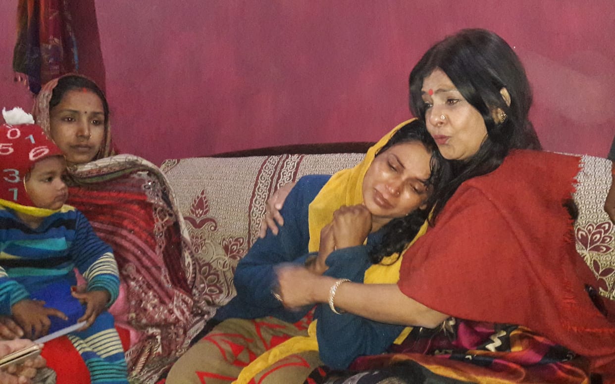 शहीद की पत्नी व पिता को मालिनी ने दिए 51-51 हजार