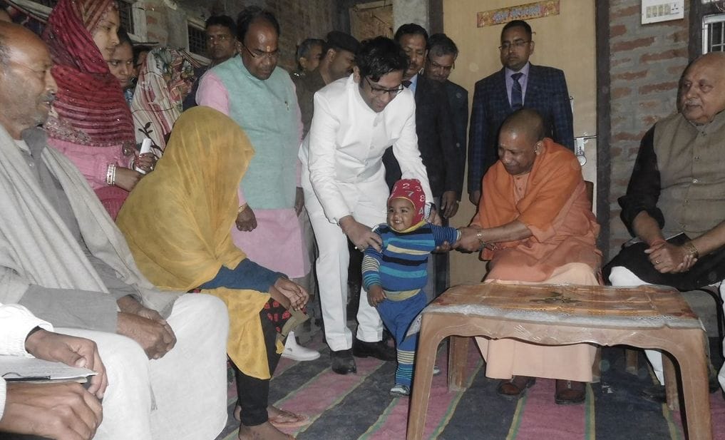 सीएम के सामने पिता का छलका दर्द, पत्नी की नहीं टूटी खामोशी