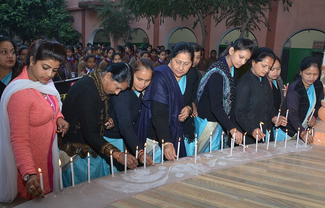 छात्राओं ने दी श्रद्धांजलि, जलाए कैंडल