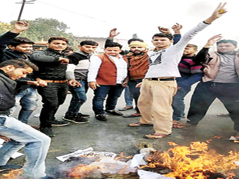 Anger is not the first, the effigies of Pakistan were flown
