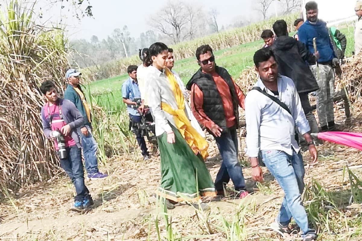 Actress bhumi and Taapasee demands for makka da saag on set of the movie saand ki aankh