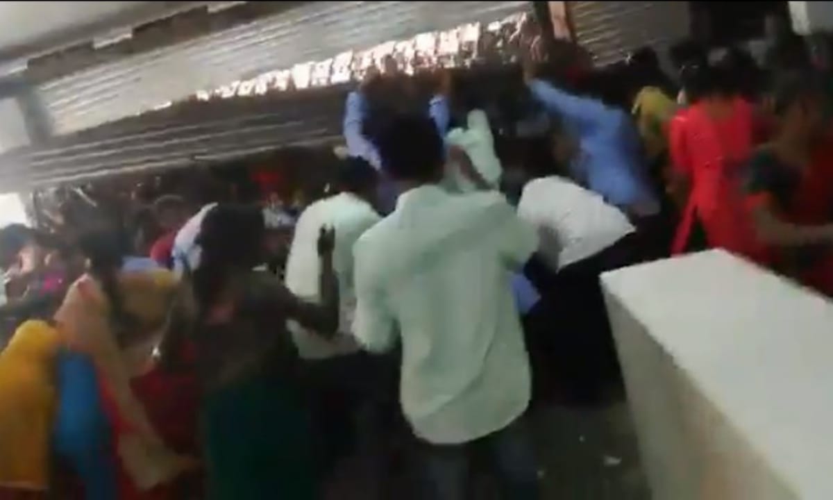 During sale of 10 rupees saree stampede like situation in Telangana mall