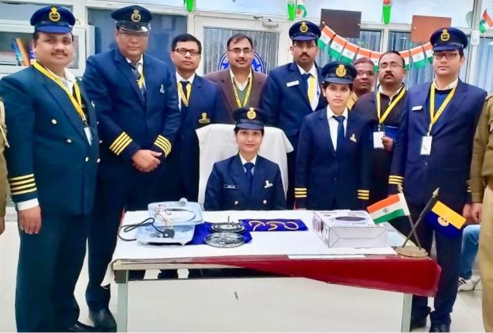 gold captured worth 31 lakh on airport two smugglers arrested