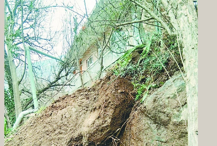 फोरलेन कटिंग से दो मकानों में आईं दरारें