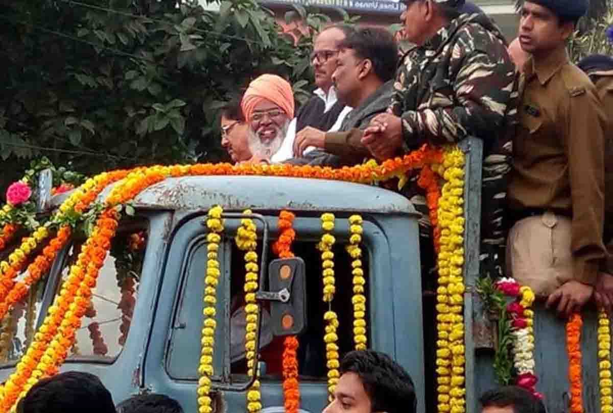 BJP MP Sakshi Maharaj seen laughing waving at crowd during CRPF jawan funeral