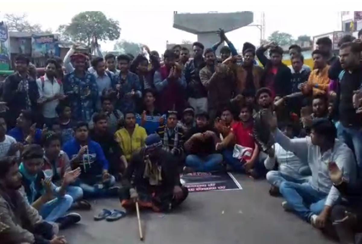 Youth are sitting on hunger strike to become human bomb to avenge Pulwama Attack in Hathras