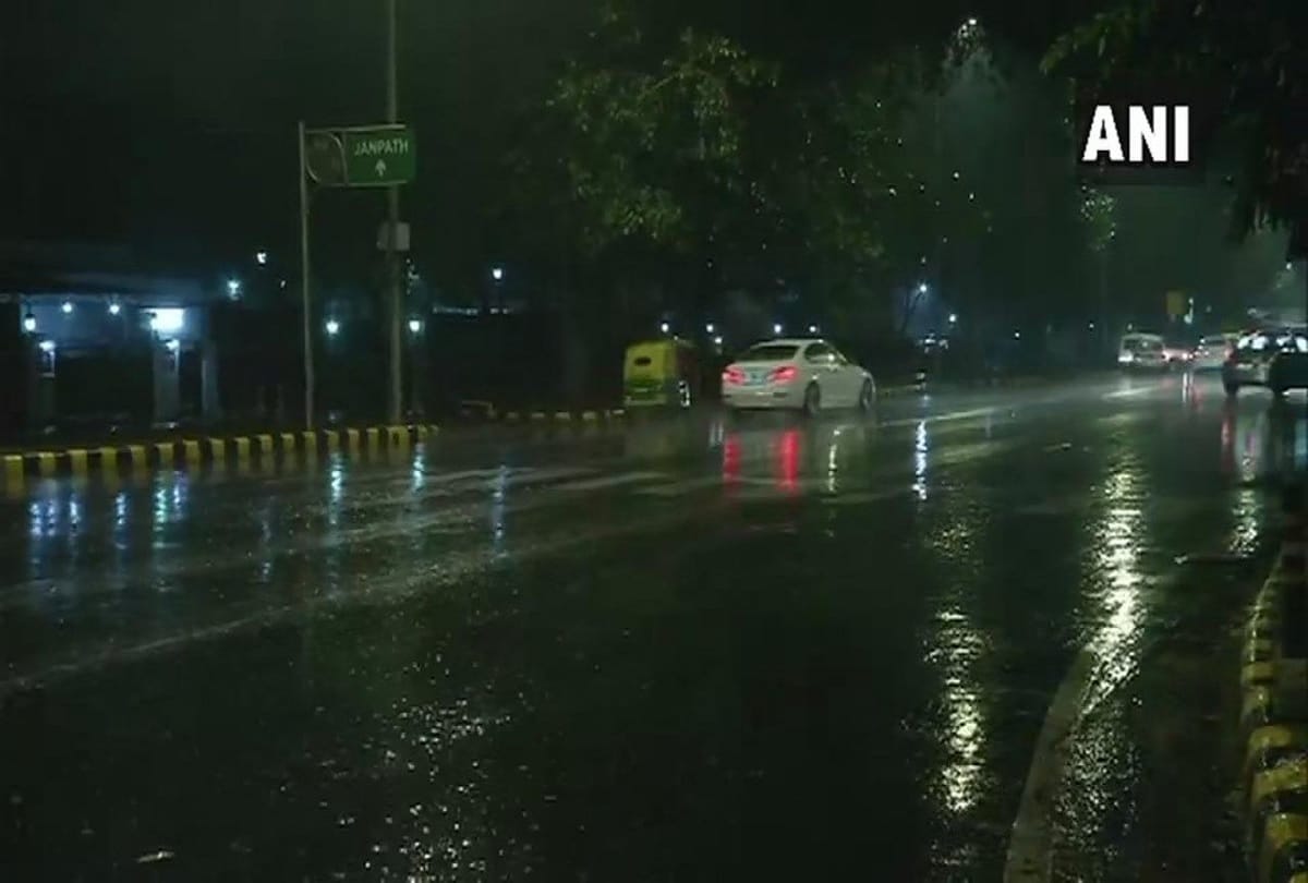 Heavy rain lashes Delhi