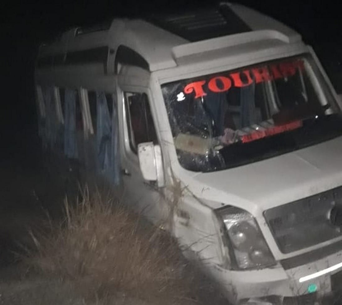 Pilgrim van turn over in ditch in jaunpur