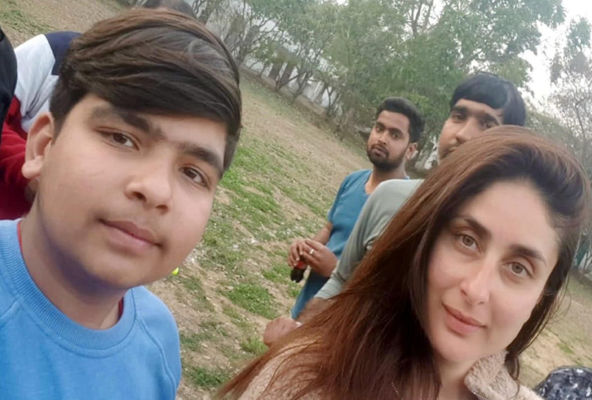 saif kareena taimur ali khan reach pataudi palace gurugram plays cricket with local boys