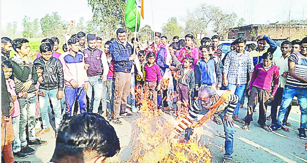The funeral procession of Pakistan's statue, beating with shoes