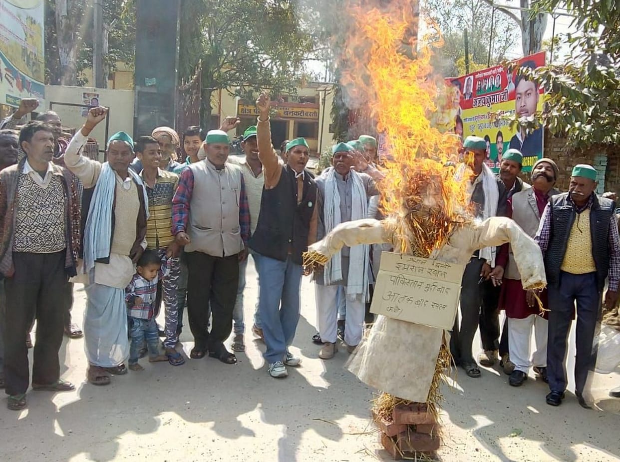कैंडल मार्च निकालकर शहीदों को किया नमन