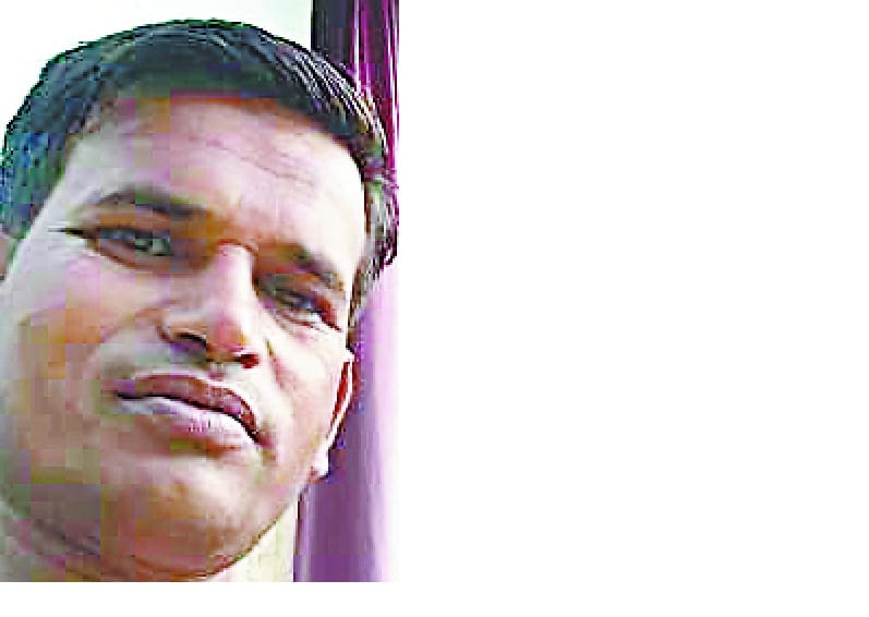 Pick-up vehicle falls into a gap, teacher's death