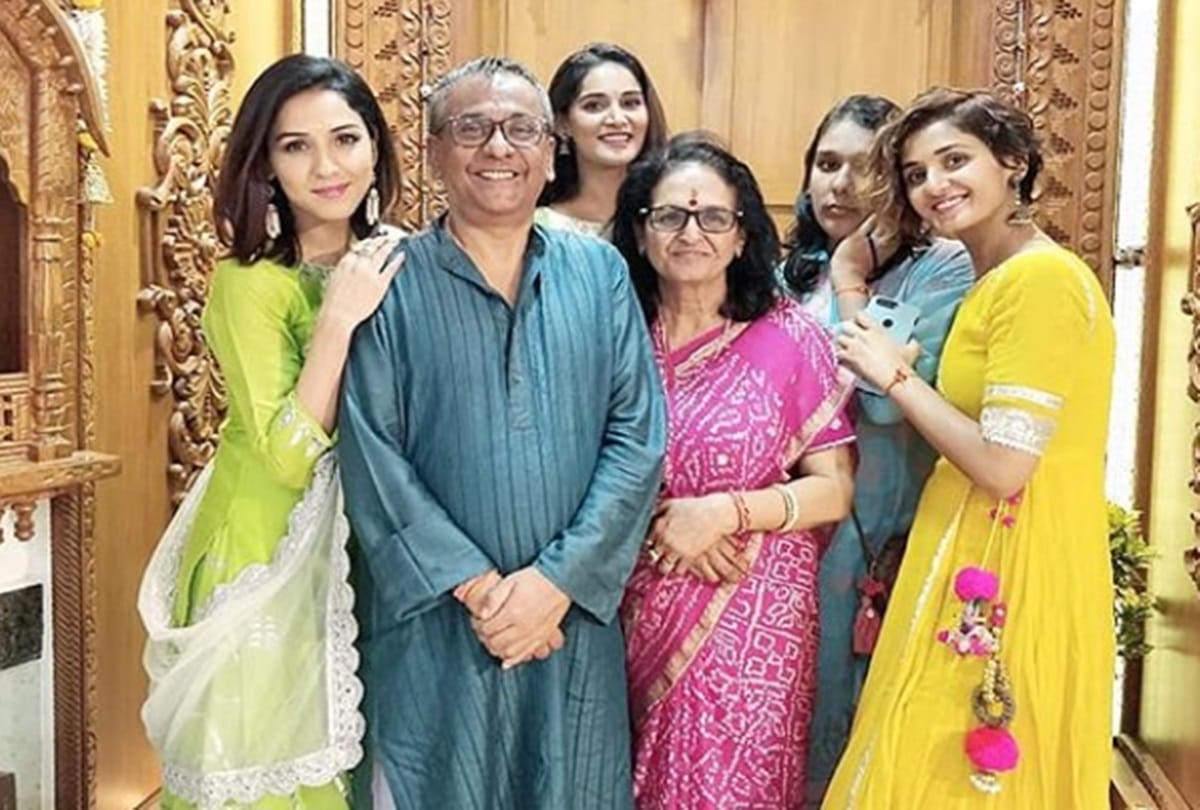Neeti Mohan postpone her reception as singer father gets admitted to ICU