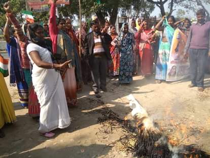 धनघटा में पाकिस्तान का पुतला जलातीं महिला महासभा की कार्यकर्ता।