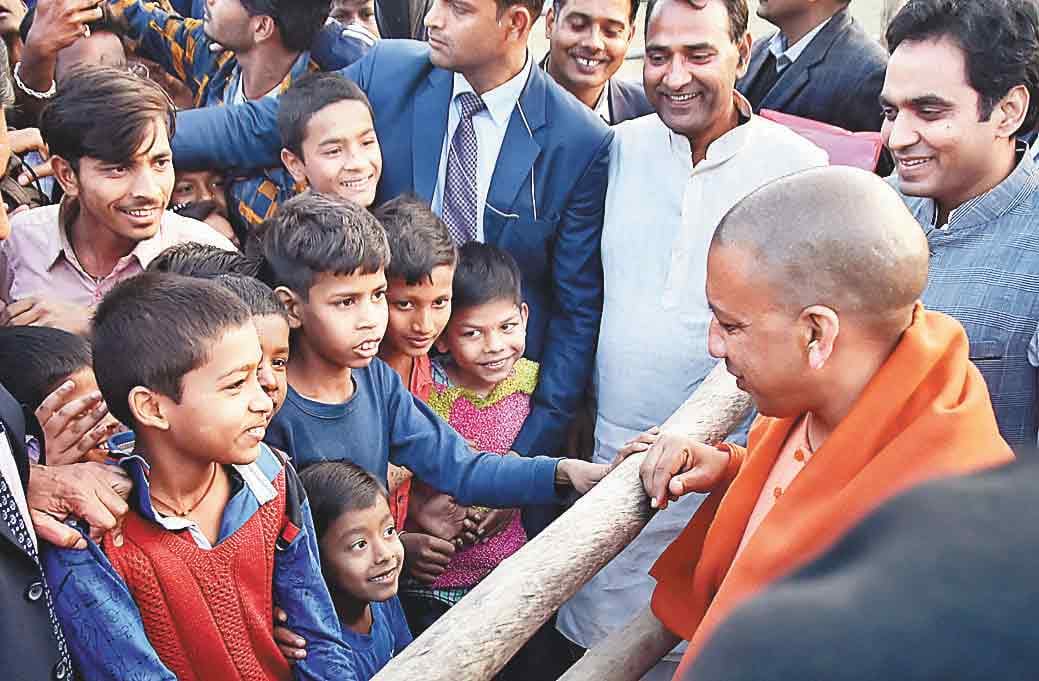 ‘टॉफी वाले बाबा’ ने बच्चों को कराई हेलीकॉप्टर की सवारी