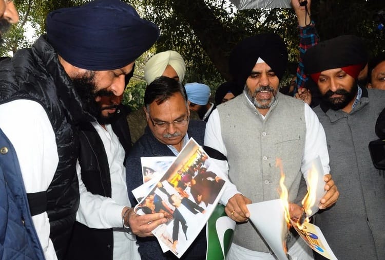 Pulwama Terror Attack, Akali Leaders Protest Against Navjot Sidhu outside Punjab Assembly