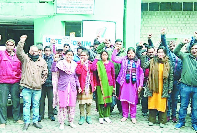 सड़क पर उतरे बीएसएनएल कर्मचारी