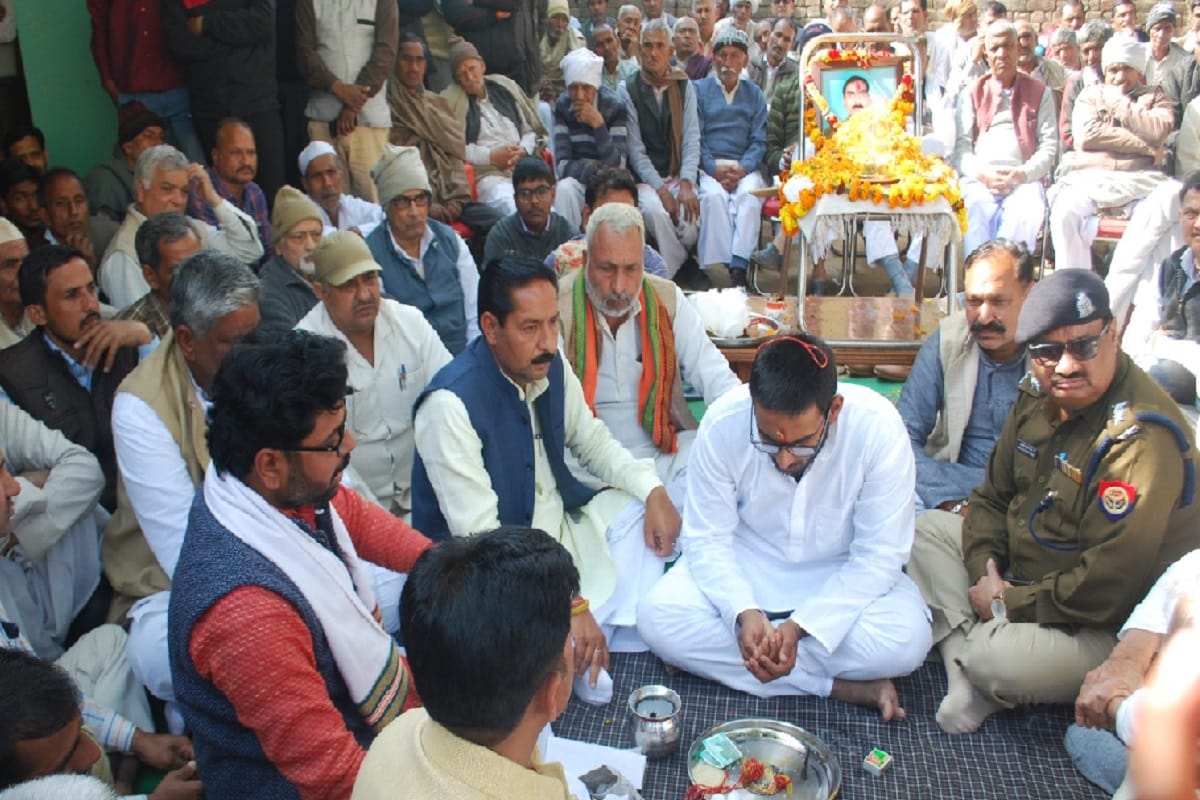 Shamli, martyr Pradeep's terahvi, Minister Suresh Rana says that government is with family