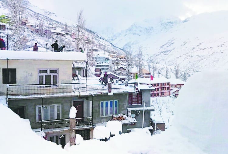 कुल्लू-लाहौल में मौसम ने बढ़ाईं दुश्वारियां