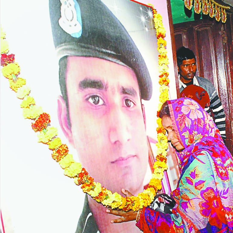 Meenakshi crying with the photo of martyred brother