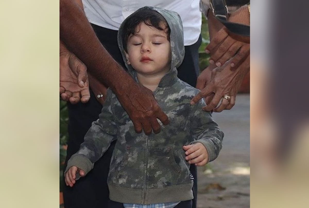 saif kareena taimur ali khan reach pataudi palace gurugram plays cricket with local boys
