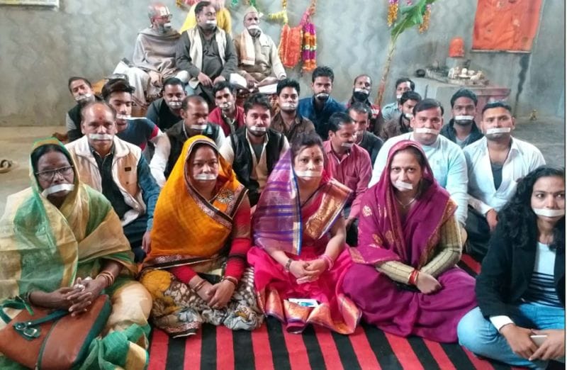 पुरोहितों ने तुलसी की पत्नी रत्नावली के आवास पर किया मौन धरना