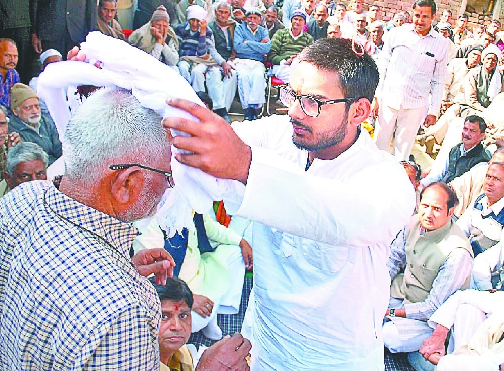 shaheed pradeep ki tehrevi me aakhe hui nam
