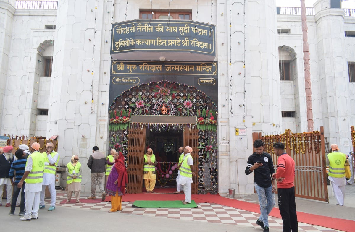 Sant niranjan dass reached varanasi for sant ravidas jayanti