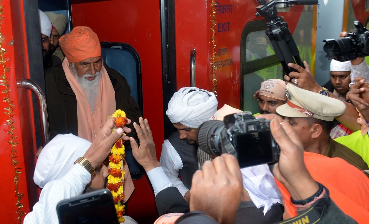 Sant niranjan dass reached varanasi for sant ravidas jayanti