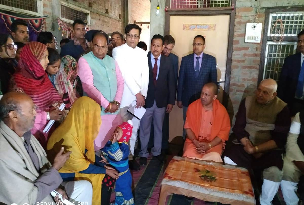 Pulwama Terror attack CM Yogi Adityanath pay tribute to martyr Vijay kumar Maurya at his home