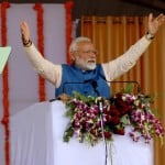 पीएम मोदी वाराणसी में जनसभा को संबोधित करते हुए