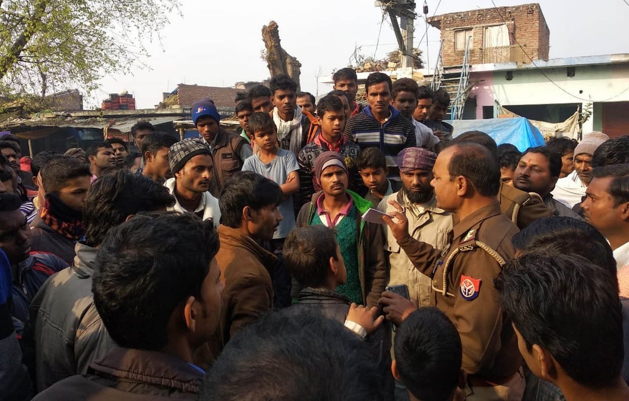 तीन दुकानों में चोरी, नाराज व्यापारियों ने सड़क जाम किया