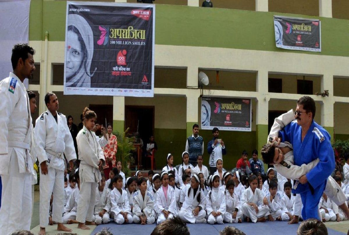 Amar Ujala Aparajita campaign in Bareilly Umesh Kumar Singh gives Secure training to girls