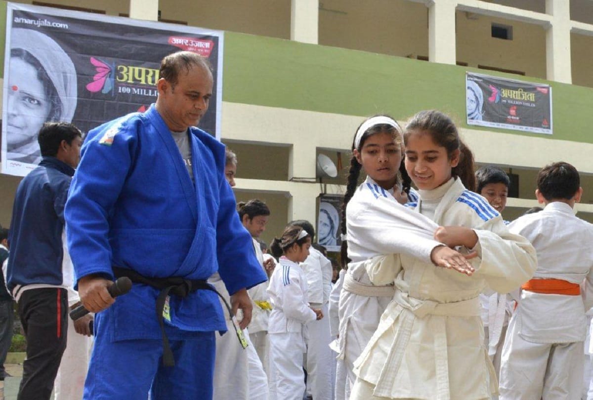 Amar Ujala Aparajita campaign in Bareilly Umesh Kumar Singh gives Secure training to girls