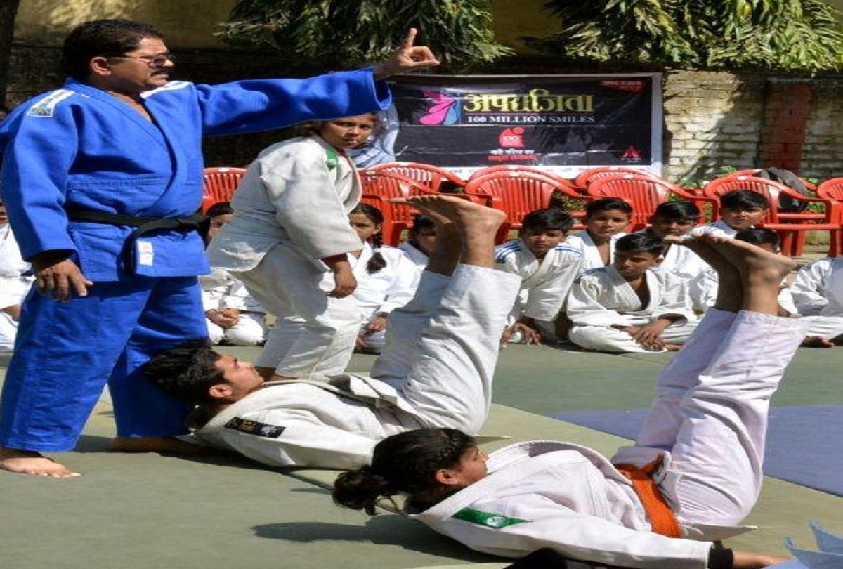 Amar Ujala Aparajita campaign in Bareilly Umesh Kumar Singh gives Secure training to girls