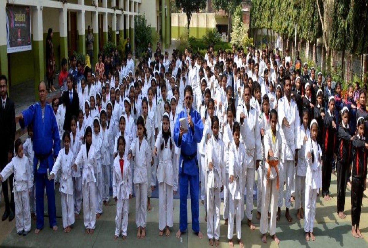 Amar Ujala Aparajita campaign in Bareilly Umesh Kumar Singh gives Secure training to girls