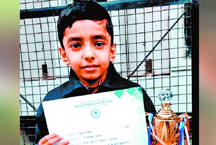 Para Athlete Husband Wife and 9 Years Old Son Dedivated Awards to Pulwama Terror Attack Martyres