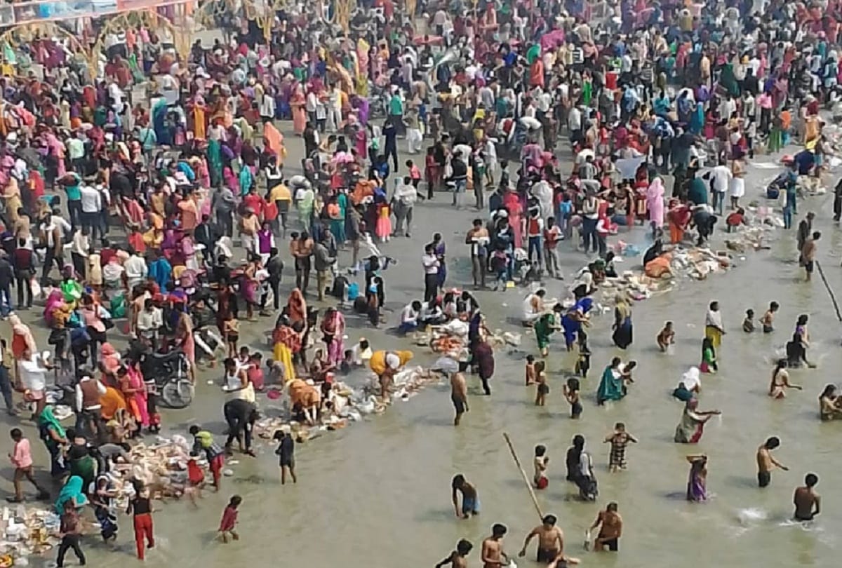 गंगा घाटों एवं हरि की पैड़ी पर श्रद्धालुओं ने की पूजा अर्चना
