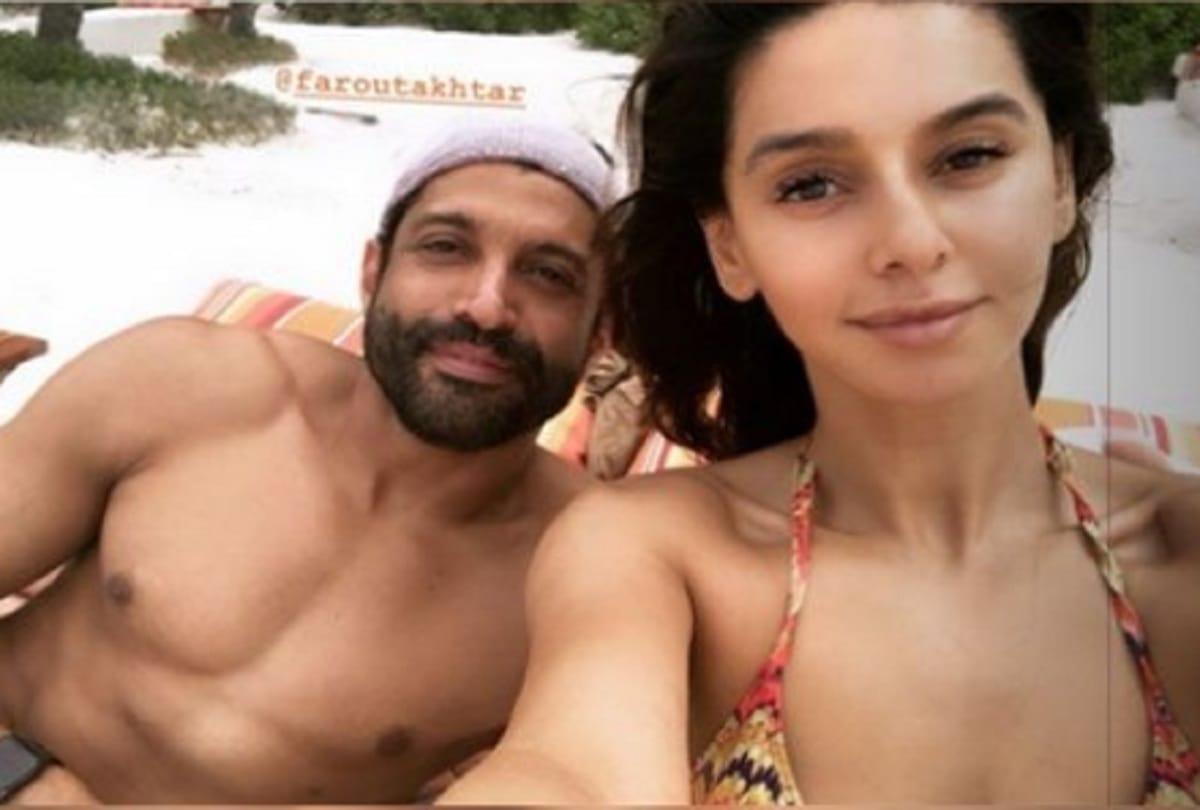 Shibani dandekar shared photo with farhan akhtar hrithik roshan this comment