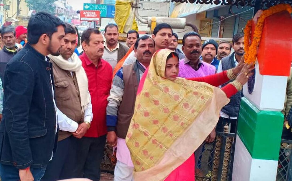 पुलवामा हमले का विरोध-प्रदर्शन जारी