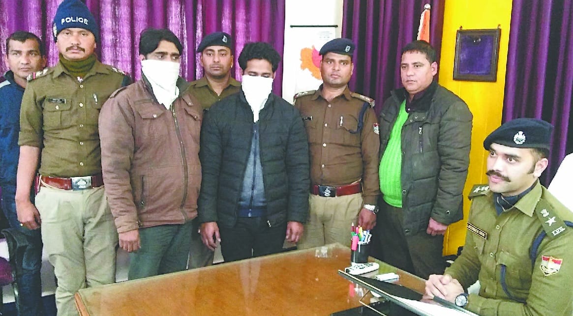 two thugs took Lakhs of rupees 