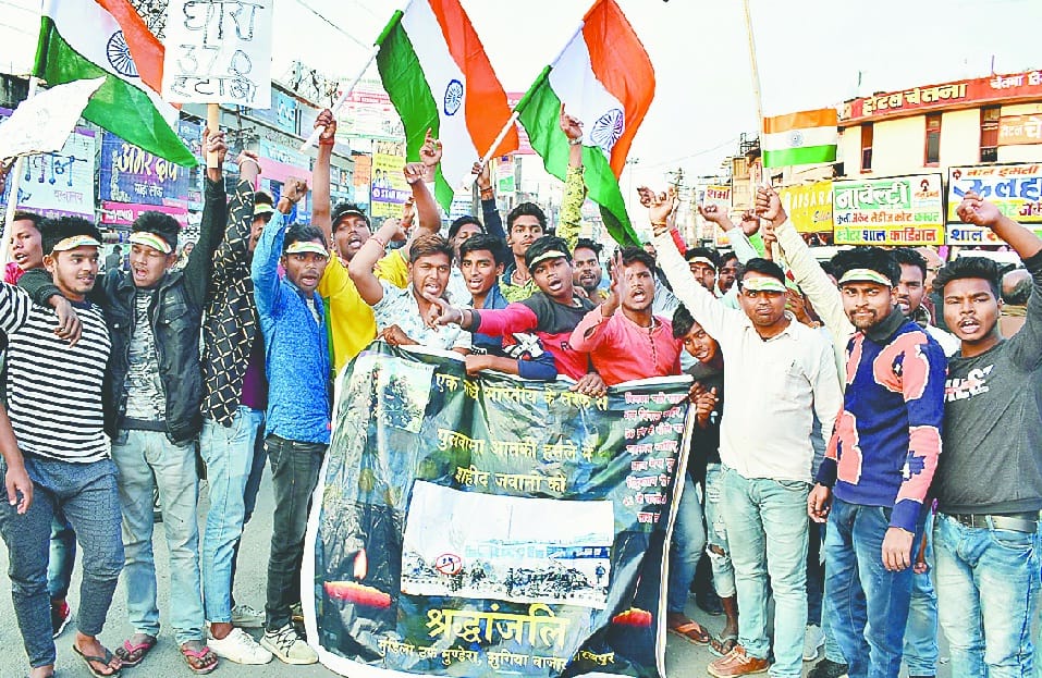 दिलों की ‘आग’ से जले प्रार्थना के  दीपक, फूंका पाकिस्तान का पुतला