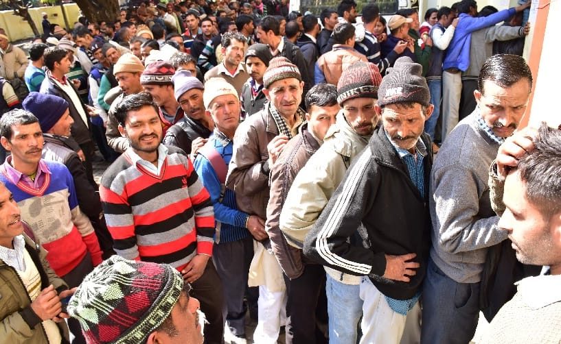 कार्यालय में 500 सिलाई मशीनें, लेने वाले की संख्या सैकड़ों पार