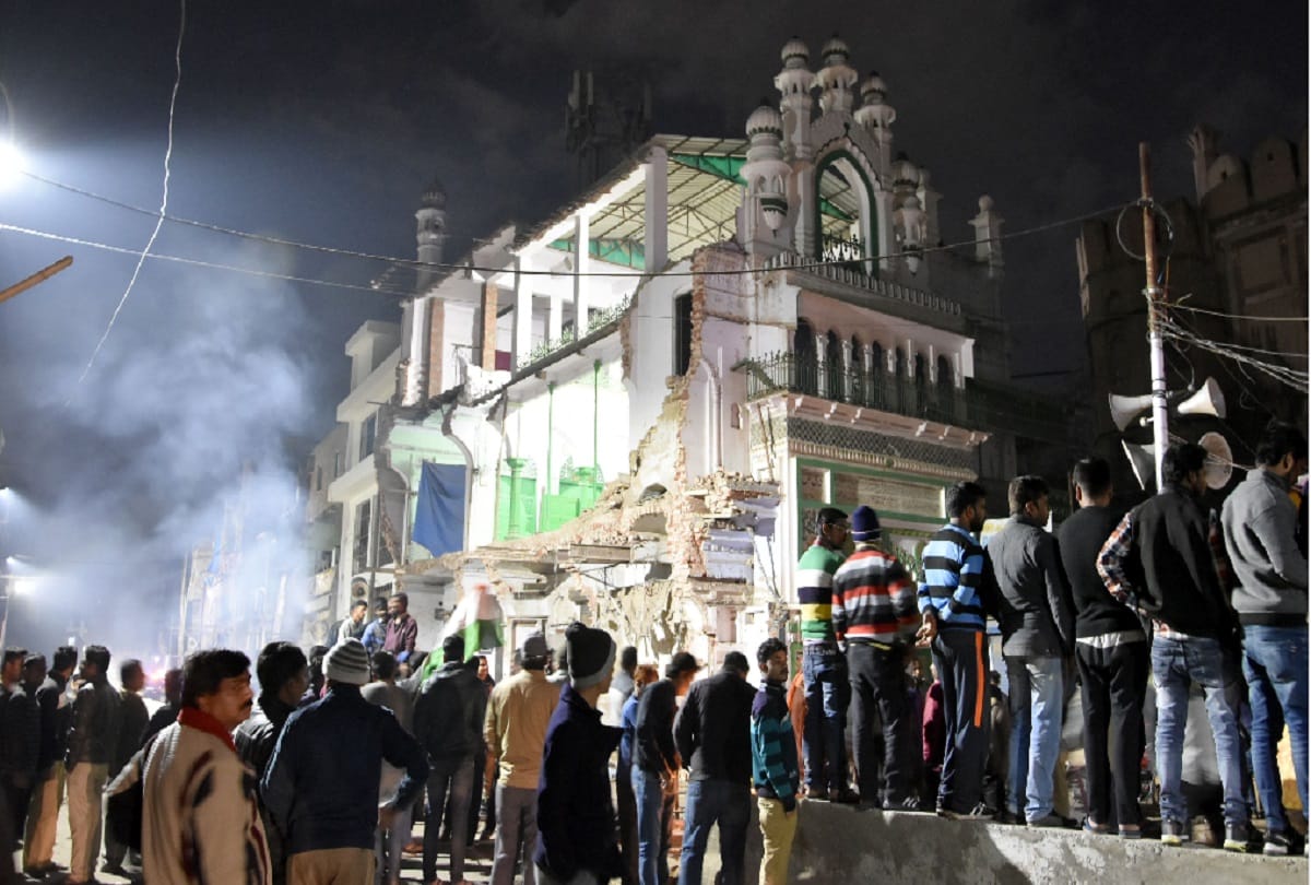 Controversy over falling banner in protest against Pulwama attack at Prayagraj