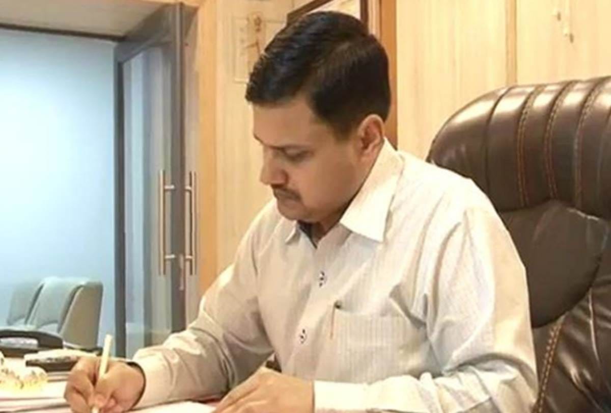 lucknow dm meeting with head of   the department over lok sabha election